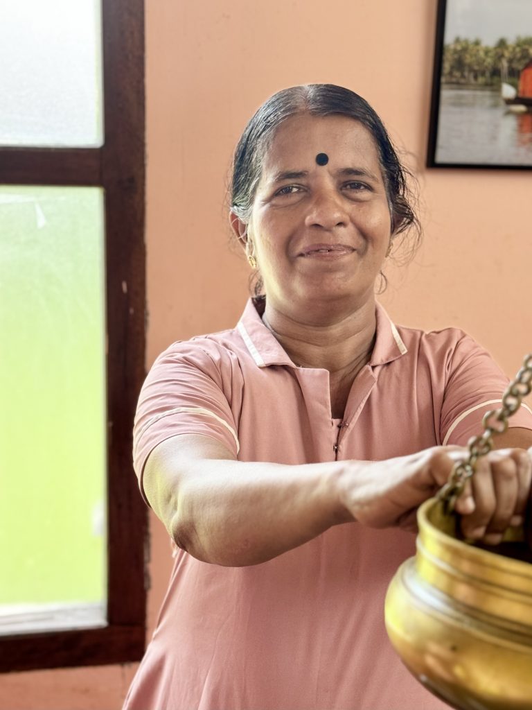Suleka - female therapist at Prakruthi Ayurveda, Cherai Beach, preparing the Shirodhara